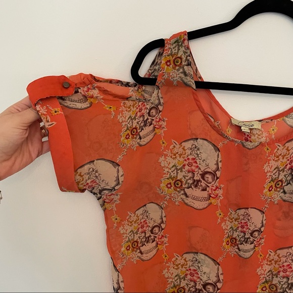 Skull and flower top - Picture 4 of 5